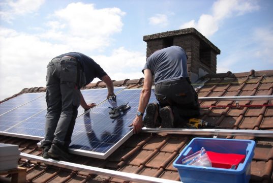 Comment réaliser une installation avec des panneaux solaires ? Installation avec des panneaux solaires